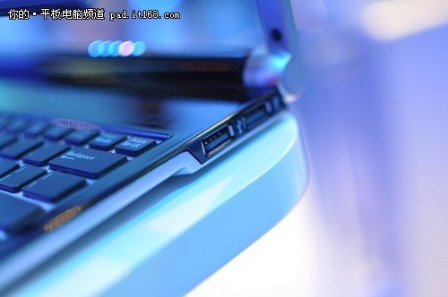 真正变形金刚 CES展出可旋转屏幕平板